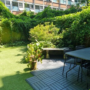 Outdoor dining - Bright Garden Flat w/ Patio | 5★ Reviews | 5 min to Tube & Westfield (London)
