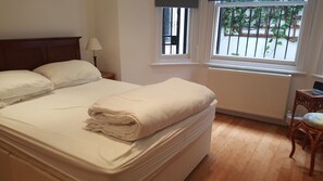 2 bedrooms, iron/ironing board, free WiFi, bed sheets - Lovely Large Garden Flat near Westfield & Olympia (London)