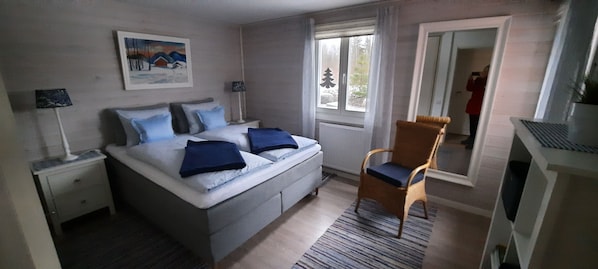 2 chambres, bureau, fer et planche à repasser, lit parapluie