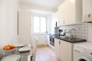 ثلاجة، ميكروويف، فرن، موقد طهي مسطح