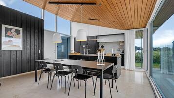 Køleskab, kogeplade, opvaskemaskine, kaffe-/temaskine