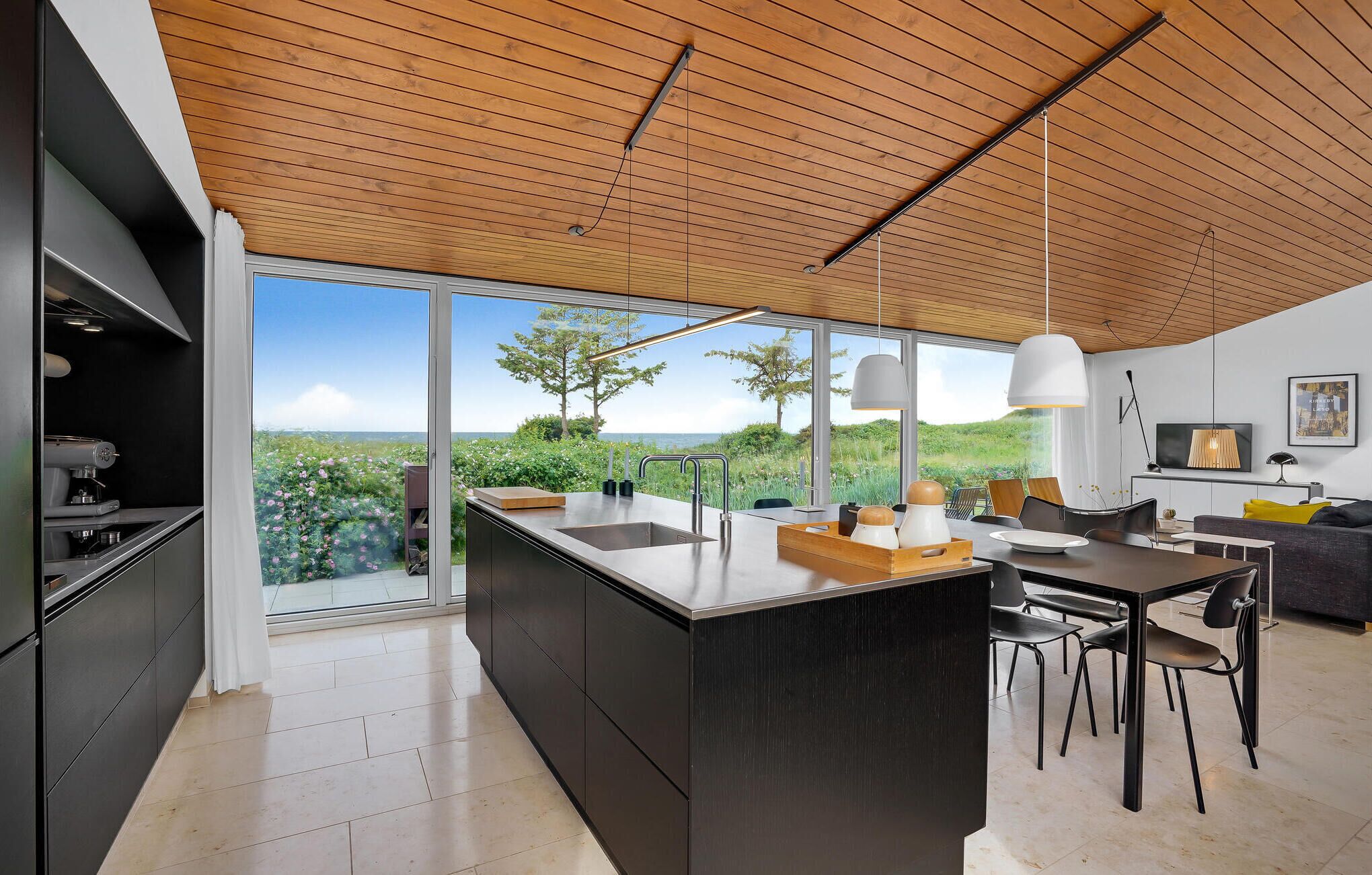 Kjøleskap, kokeplater, oppvaskmaskin og kaffetrakter/tekoker