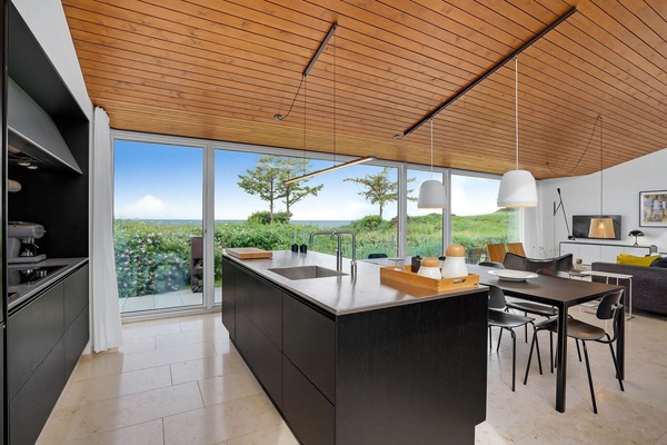 Kjøleskap, kokeplater, oppvaskmaskin og kaffetrakter/tekoker