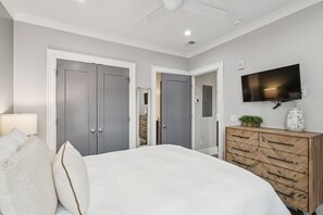 2 bedrooms, desk, iron/ironing board, free WiFi - New Condo Nestled in Historic Downtown Charleston (Charleston)