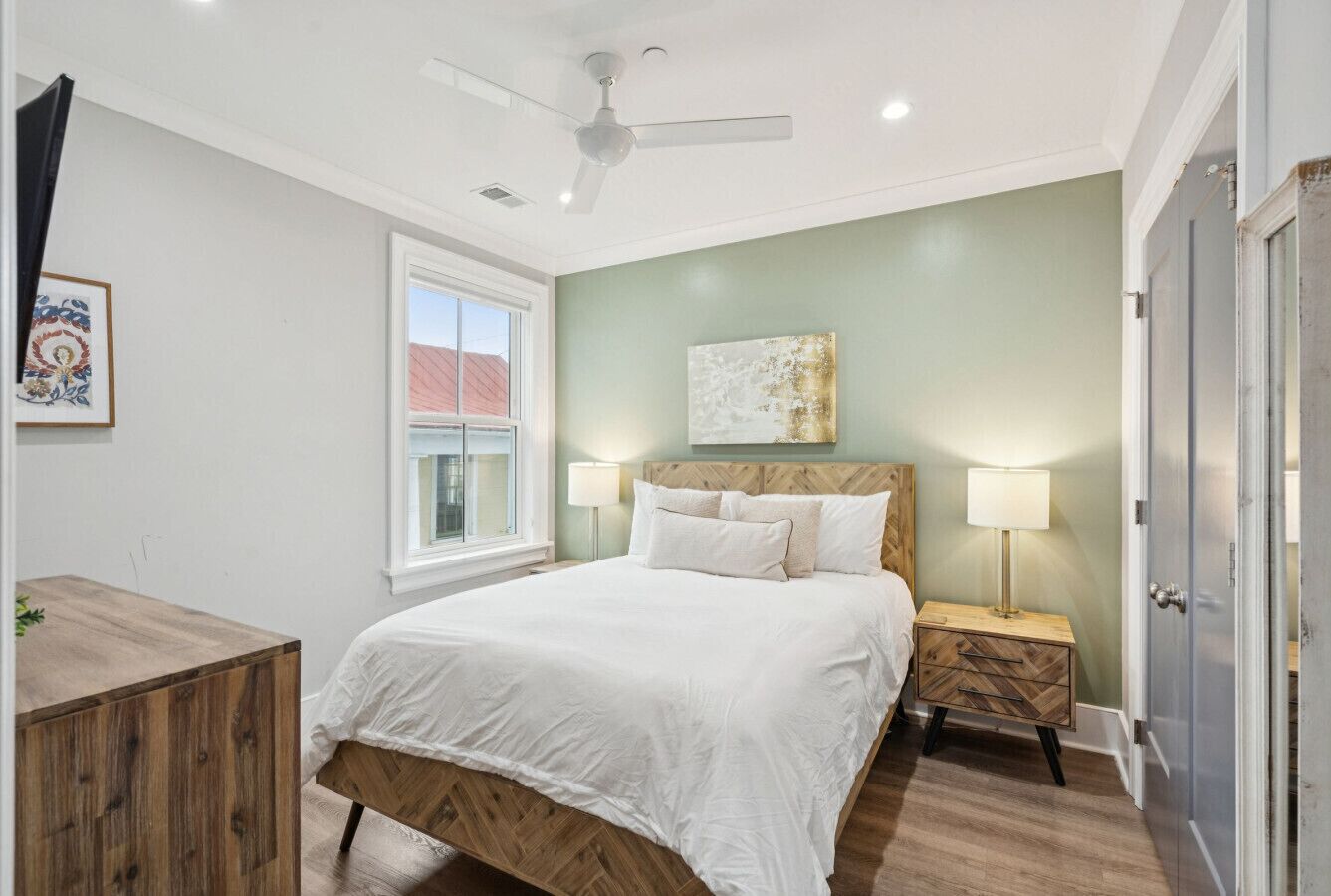 2 bedrooms, desk, iron/ironing board, WiFi (free)