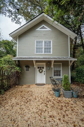 Exterior - Walk to Everything from the 5 Points Carriage House! (Athens)