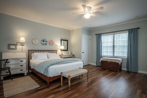 1 bedroom, iron/ironing board, WiFi, bed sheets - Walk to Everything from the 5 Points Carriage House! (Athens)