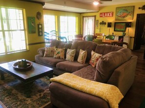 Smart-tv, eldstad, dvd-spelare och böcker