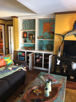 Smart-tv, eldstad, dvd-spelare och böcker