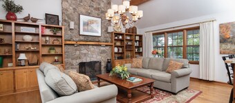 Alpine Bliss - Walk to slopes, dog friendly, fenced yard!