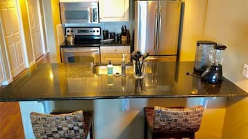 Køleskab, mikrobølgeovn, ovn, kogeplade