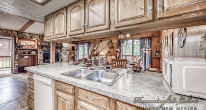 Hidden Treasure: 'Secret Goldmine!' with hot tub. Pet friendly. Wi-Fi. Fireplace.