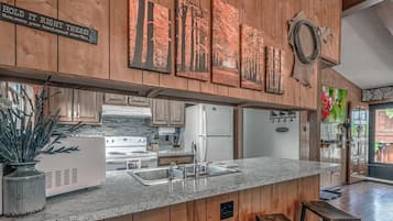 Réfrigérateur, four à micro-ondes, un four, surface de cuisson