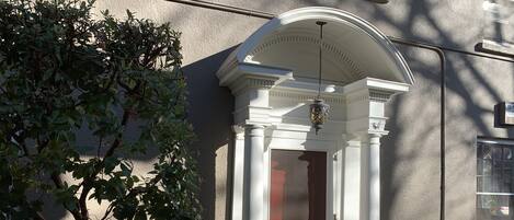 تفاصيل الفندق من الخارج