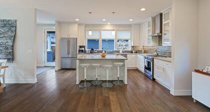 Bend's West Side, Work-from-Home Office, New and Modern, Light, Bright, and Luxurious