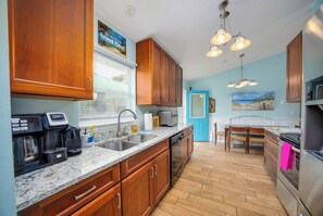 Een koelkast, een magnetron, een oven, een kookplaat