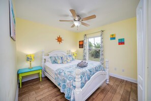 3 slaapkamers, een bureau, een strijkplank/strijkijzer, reisbedje