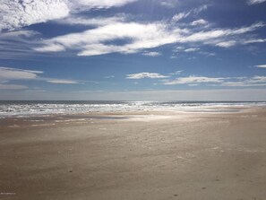 Playa en los alrededores, camastros y toallas de playa 