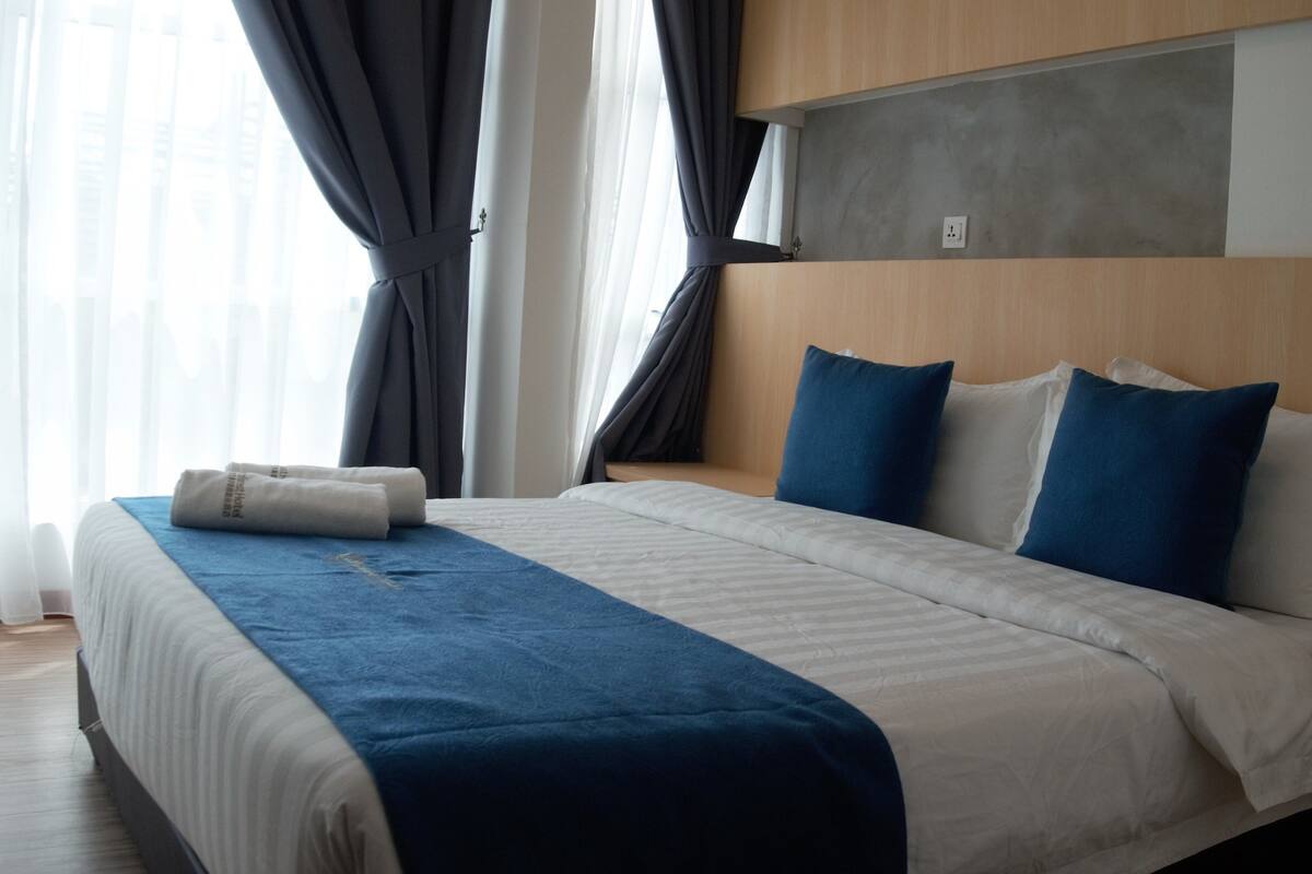 standard suite, 2 bedrooms | premium bedding, blackout curtains, iron/ironing board, free wifi