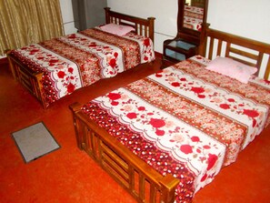 View from room - Nildiya Lanka Holiday Resort - Hostel (Polonnaruwa)