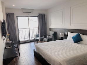 Chambre Deluxe double, 1 très grand lit, balcon, vue sur la ville | Salle de séjour | Téléviseur à écran plat