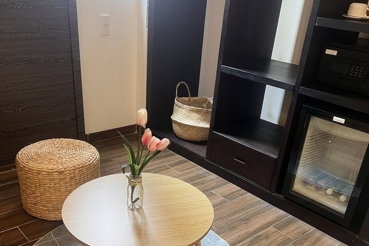 Deluxe Double Room, 1 King Bed | Premium bedding, minibar (some free items), in-room safe, desk