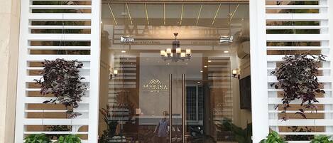 Vista frontal de la propiedad