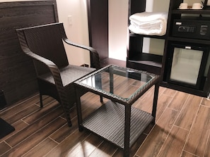 Deluxe Double Room, 1 King Bed | Living room | Flat-screen TV