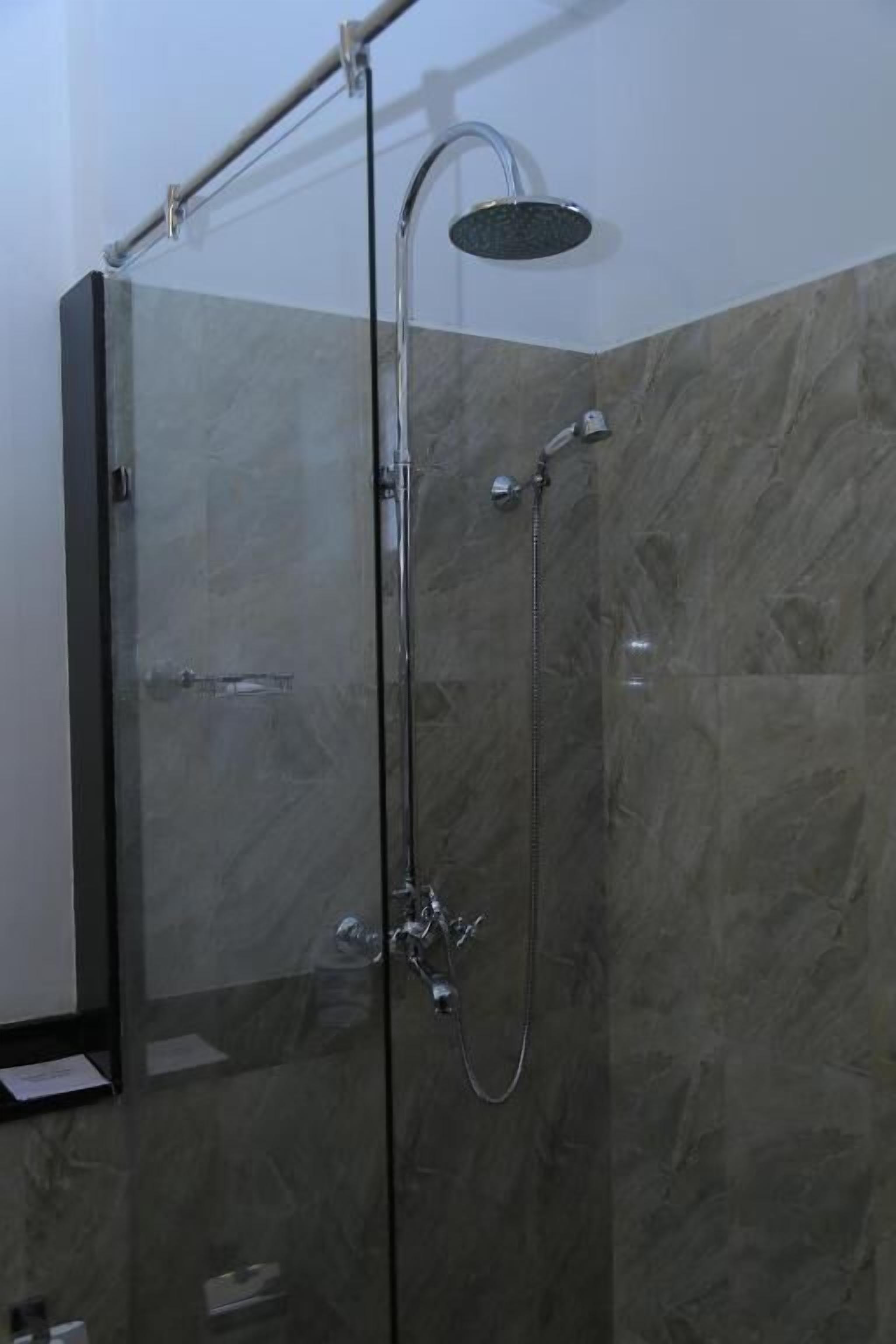 Dusche, Regendusche, Designer-Toilettenartikel, Haartrockner