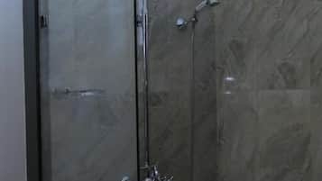 Douche, douche à « effet pluie », articles de toilette de luxe