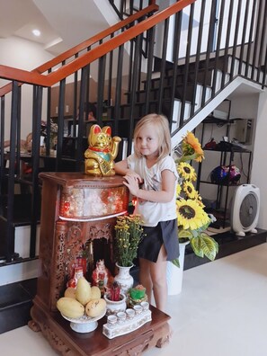 A staircase with a wooden handrail and black balusters. - Candyinn (Hue)