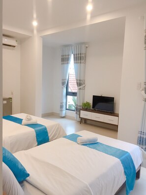 Family Triple Room | Desk, free WiFi, bed sheets - Candyinn (Hue)