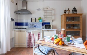 Fridge, stovetop, coffee/tea maker