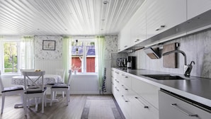 Coffee/tea maker, fridge, microwave, stovetop