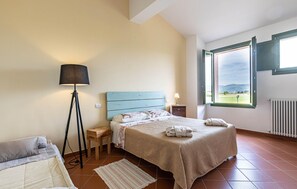 2 dormitorios, tabla de planchar con plancha, cuna de viaje