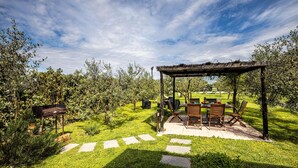 A garden with a pergola, outdoor seating, and a stone pathway. - Stunning home in Ponte Buggianese (Ponte Buggianese)