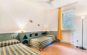 2 Schlafzimmer, Reisekinderbett