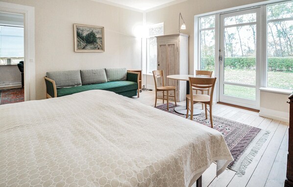 4 bedrooms, travel crib, free WiFi