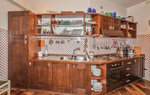 Kühlschrank, Herdplatte, Geschirrspüler, Kochgeschirr/Geschirr/Besteck