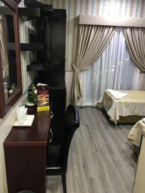 Chambre avec lits jumeaux | Bureau, lit d’appoint (supplément), accès au Wi-Fi (inclus)