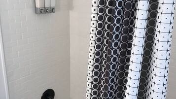 Combined shower/bathtub, hair dryer, towels, shampoo