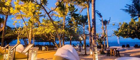 Breakfast, lunch, dinner served; Italian cuisine, beach views