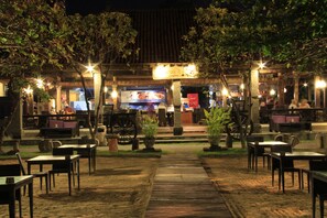 Breakfast, lunch, dinner served; Italian cuisine, beach views