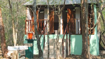 Bathtub, free toiletries, towels