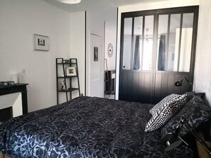 设计套房, 1 张大床和 1 张沙发床 (Onyx) | 特色装修、特色家居、遮光窗帘、熨斗/熨板