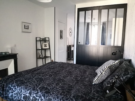 Design Suite, 1 Queen Bed with Sofa bed (Onyx) | Individually decorated, individually furnished, blackout drapes. Maison Courbarien
