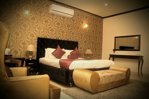 Suite superior, 1 cama de matrimonio grande, fumadores | Caja fuerte, cortinas opacas, sistema de insonorización