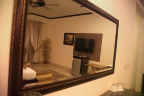 Suite superior, 1 cama de matrimonio grande, fumadores | Caja fuerte, cortinas opacas, sistema de insonorización