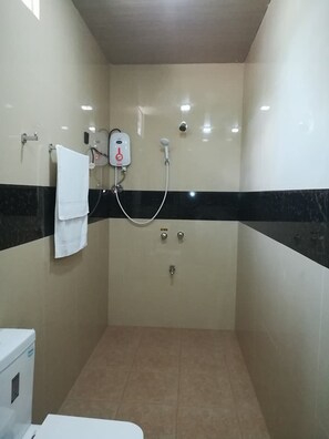 2-Bedroom Apartment  | Bathroom shower