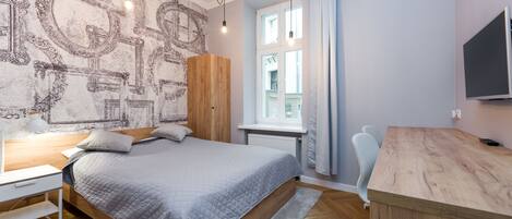 Deluxe Studio Suite, 1 Queen Bed, Non Smoking, Annex Building | Memory foam beds, blackout drapes, free WiFi, bed sheets